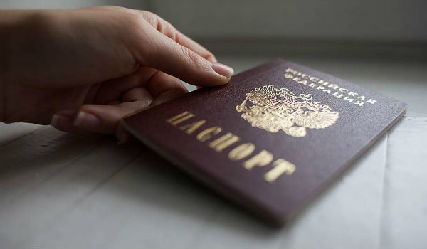 Паспорт в руке